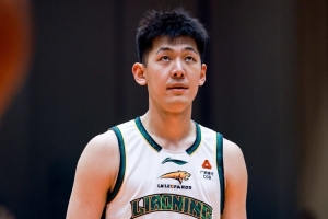 媒体人：张陈治锋的膝盖在训练中受伤 需要一段时间休养恢复